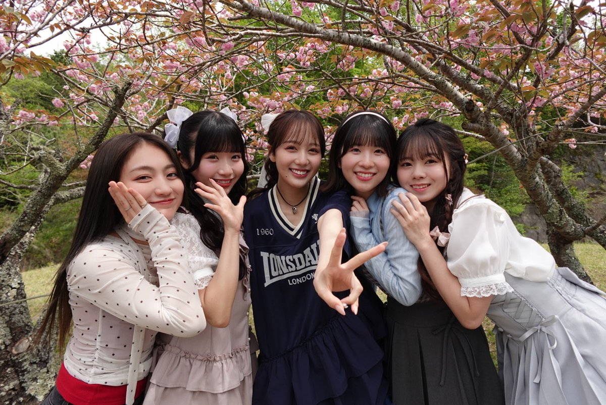 なんと！
5人で #アップトゥボーイ さんに登場します❤︎

撮影なことを忘れてしまうくらい、修学旅行みたいに楽しい1日でした！

見た人にニコニコ笑顔が伝播しますように〜*ˊᵕˋ*
 #ナナニジ