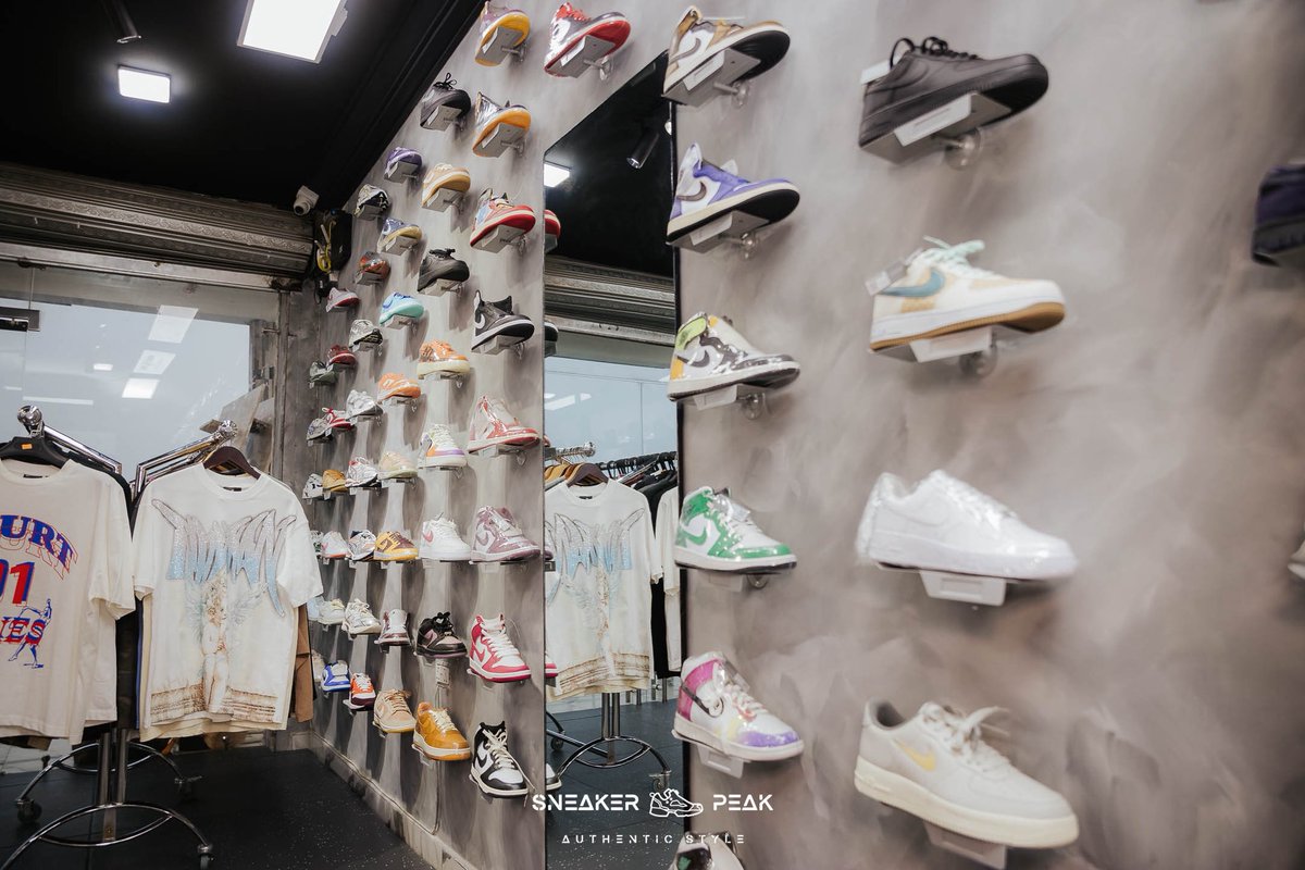 galleryoking's tweet photo. SNEAKER PEAK x @Officialnak1 
.
photography by me
shot on Canon EOS R, 24mm - 70mm 
Location: SNEAKER PEAK
.
#photography #canon #fashion #sneakers #explorepage✨ https://t.co/eaLwlykWL6