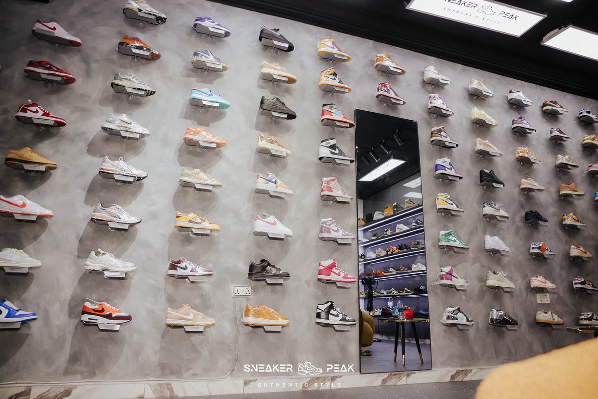 galleryoking's tweet photo. SNEAKER PEAK x @Officialnak1 
.
photography by me
shot on Canon EOS R, 24mm - 70mm 
Location: SNEAKER PEAK
.
#photography #canon #fashion #sneakers #explorepage✨ https://t.co/eaLwlykWL6