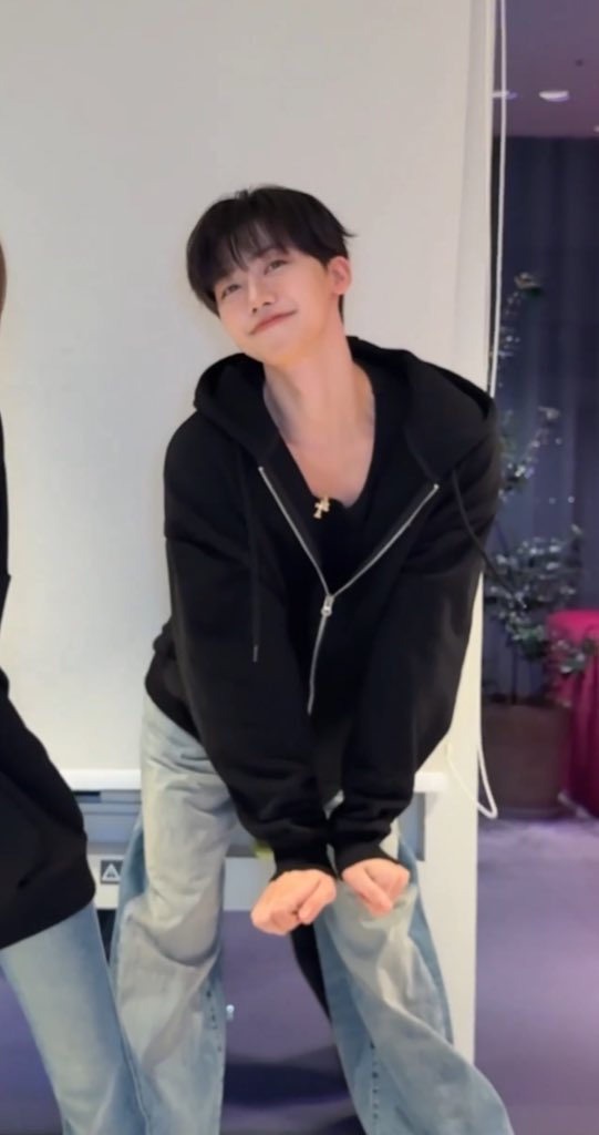 พี่แจมิน น้องแจมิน 😭 กูชอบแจมตรงนี้มาก เป็นคนที่มีพลังงานอะไรสักอย่าง หน้าตามันลื่นไหนทางจริตอ่ะ อวยสิ่งนี้มาล้านรอบและจะอวยต่อไป มันคือความสนุกในการตามแจมจริงๆนะ แบบไม่รู้ว่าวันนี้นางจะมาอารมณ์ไหน งาน การใช้ชีวิตจะมายังไง ลุ้นยันเอนเนอจี้ เป็นชาว ab ที่ชัดเจนมาก 🤣🤣🤣