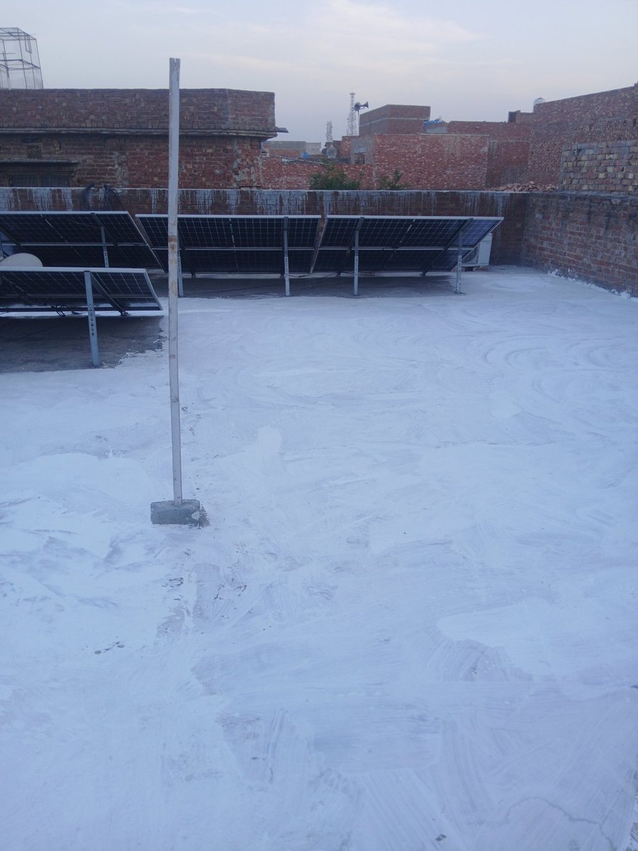 پرسوں چھت پر سفید سیمنٹ، چونا، نمک اور پھٹکری کے پانی سے سفیدی کی۔  40° گرمی میں بھی چھت کا فرش ٹھنڈا اور پنکھے کی ہوا بہتر محسوس ہوئی۔ سفید سطح دھوپ کو منعکس کرتی ہے جس سے چھت کم گرم ہوتی ہے۔ 5 مرلہ گھر کا خرچہ تقریباً 600–700 روپے۔ سستا اور مؤثر حل ہے فرق آپ خود محسوس کریں گے