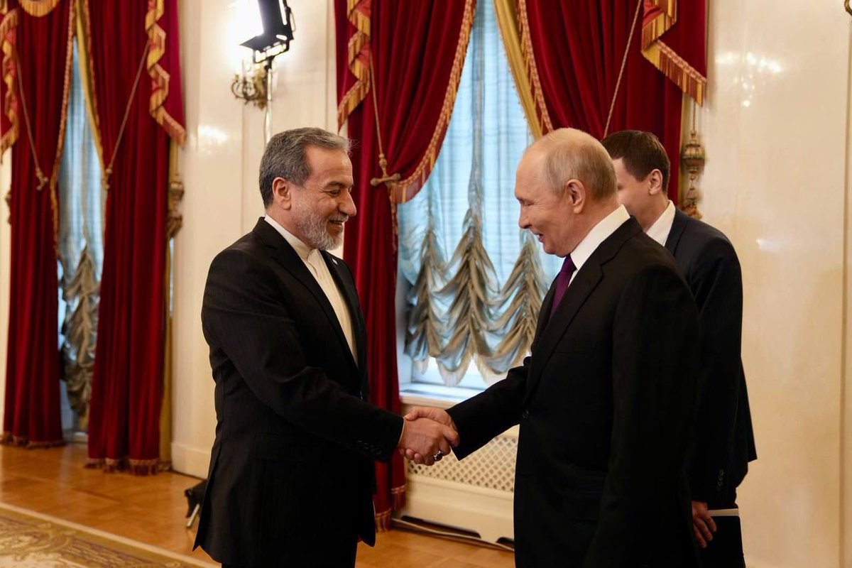 aamajnews_EN's tweet image. #PHOTOS 
Russian President Vladimir Putin met with Iranian Foreign Minister Abbas Araghchi

During the meeting, President Putin announced Moscow’s readiness to help facilitate peace in the Middle East as soon as possible.

According to Russia’s state news agency RIA Novosti,