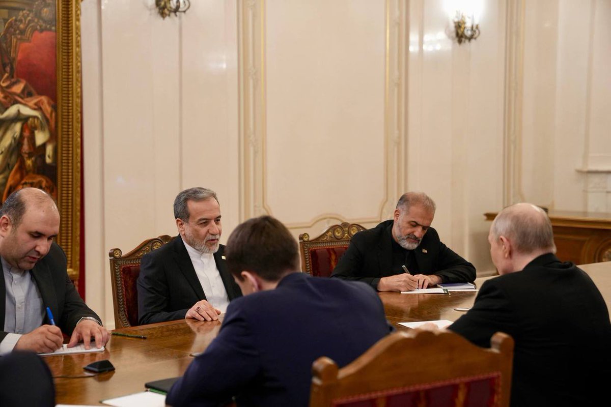 aamajnews_EN's tweet image. #PHOTOS 
Russian President Vladimir Putin met with Iranian Foreign Minister Abbas Araghchi

During the meeting, President Putin announced Moscow’s readiness to help facilitate peace in the Middle East as soon as possible.

According to Russia’s state news agency RIA Novosti,