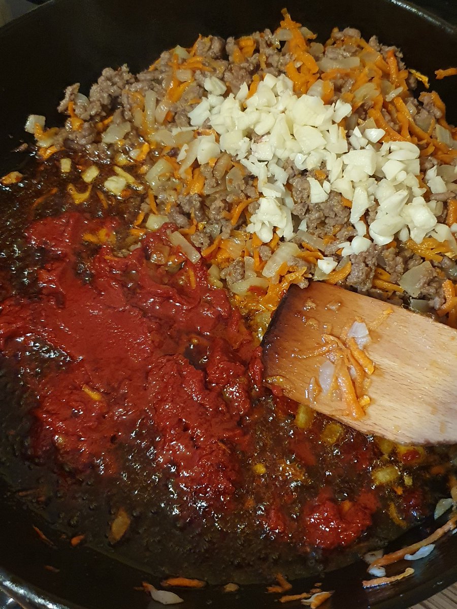 J0hn_3Volta's tweet image. обжарить фарш и овощи, добавить том. пасту, отварить макароны аль денте и всё перемешать

да, не особо полезно
но просто, быстро и сытно

#едадлянищих 
#comfortfood