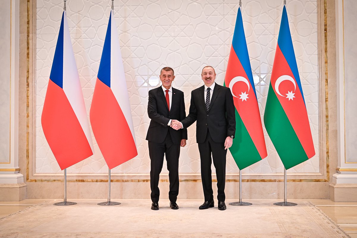 AndrejBabis's tweet photo. V lednu jsem na konferenci v Davosu prezidentu Alijevovi slíbil, že má první cesta mimo Evropskou unii povede do Ázerbajdžánu, a jsem rád, že jsem to mohl dodržet a přijmout pozvání do jeho rezidence v Gabale. 

Děkuji za přátelské a hlavně velmi konkrétní jednání, mezi našimi zeměmi jsou silné vazby a potenciál obchodní spolupráce obrovský. Vzájemná obchodní výměna byla v loňském roce 42 miliard a dominantní část tvořily hlavně dodávky ázerbajdžánské ropy do České republiky. S @presidentaz jsme se shodli, že chceme spolupracovat i v jiných oblastech, máme velký zájem o dlouhodobý kontrakt na dodávky plynu, proto jsou tu s námi i zástupci ČEZ, a věřím, že se nám to i podaří dotáhnout. Pan prezident Alijev navrhl vytvoření mezivládní hospodářské komise, která bude řešit hlavně energetickou a průmyslovou spolupráci. Na naší straně ji povede @KarelHavlicek_ a na straně Ázerbajdžánu ministr hospodářství Mikayil Jabbarov.

Řešili jsme i další konkrétní projekty, třeba rozvoj karlovarského letiště nebo spolupráci s českými firmami, kterých si tu velmi váží, a například české zbrojařské společnosti jsou tu významnými dodavateli. Proto taky dnes pokračujeme na ázerbajdžánsko-českém obchodním fóru, kterého se účastní 77 zástupců ázerbajdžánských a 50 zástupců českých firem.

Určitě chci vztahy našich zemí dále rozvíjet, a proto jsem milerád pozval prezidenta Ilhama Alijeva i s jeho paní do České republiky.

Bylo mi ctí a těším se na další spolupráci 🇨🇿🤝🇦🇿