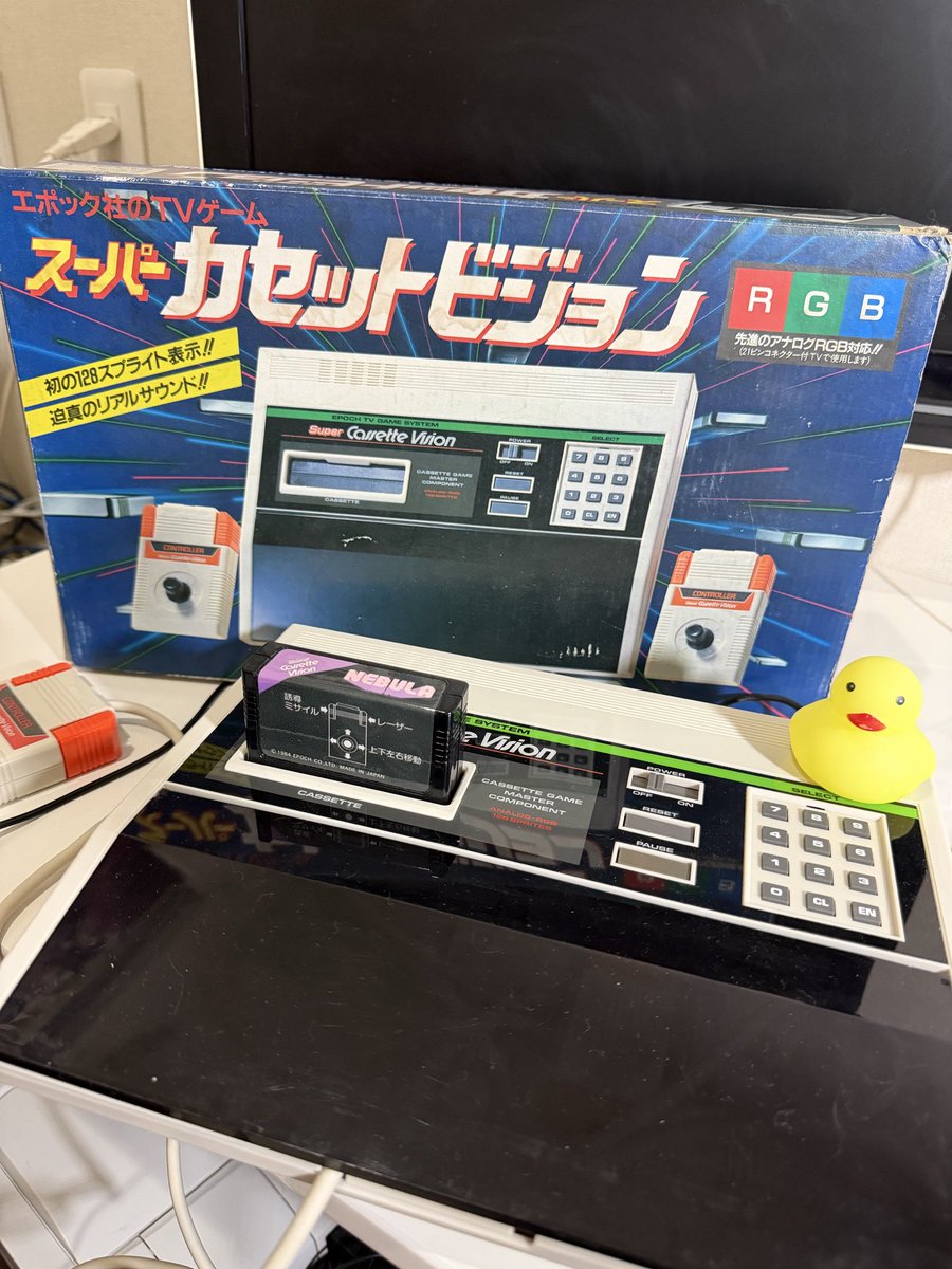 retrogamerahiru's tweet image. 👩「アヒルちゃーん、お前が欲しがってたファミコンとやらを買ってきたよ〜」
アヒル「ママー、ありがとオオオオオオオオオオンゴルガァ😭😭😭」

でもね、今なら心の底から言える。
スーパーカセットビジョン、大好き💕
エポック社さん、スーパーカセットビジョンミニの発売まだですか？
#retrogame