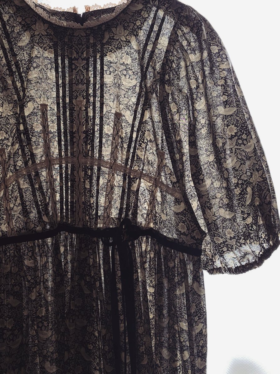 shee___p's tweet photo. 《〝Corsetiere”Dress 》 (Black)

4種ご用意した最後の一着はこちら。
Lhiannan:Sheeではお馴染みのいちご泥棒柄ですが、今回は敢えて模様が細かく彩度も低い控えめなこちらの生地を。

コットンローンという羽根の様に軽く薄い生地を採用しましたので、真夏でも纏って頂けるのもポイントです。 https://t.co/PPTelyxMlV
