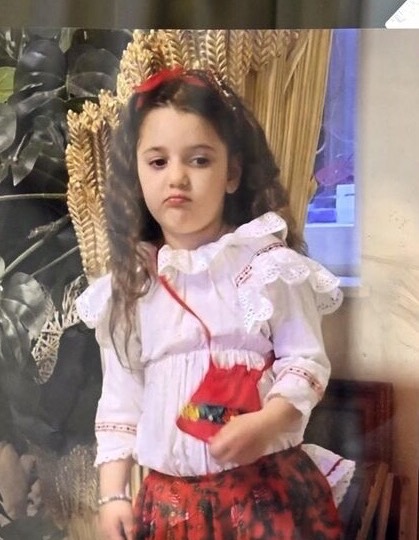 InstitutJustice's tweet image. 25 avril 2023. Rambervillers. Rose-Izabella a 5 ans et elle vit une vie joyeuse dans cette petite ville des Vosges, entourée de ses frères et sœurs. 

Ce jour-là, elle joue tranquillement sur le perron de sa maison. Innocente, elle ne se méfie pas quand un garçon de 15 ans
