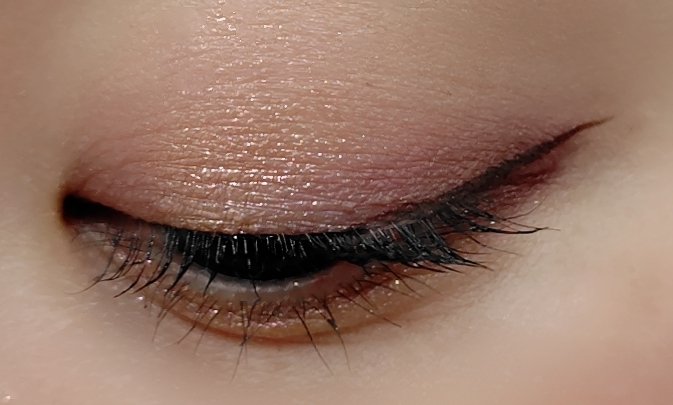 noracosme250825's tweet image. #今日のメイク　#motd　#アイメイク
ルナソルのグレープメドウ右下の締め色を下まぶたの目尻と上まぶた全体に(目尻は濃く、目頭に行くにつれて薄めに)
黒目上にボビィブラウンのインカンデスントを乗せる
下まぶたのキワにはいつも通りマジョマジョの鐘の音を細く

インカンデスントやっぱラメが綺麗✨