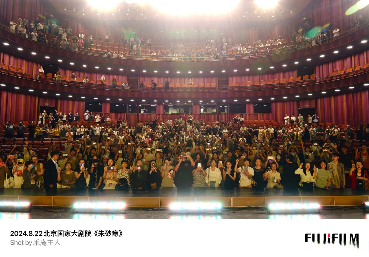 Tomoko0707's tweet image. Last night’s theater show was unforgettable—raw emotions, tight acting, and a standing ovation that lasted 5 mins! Don’t miss the final 2 shows this weekend. Book now: [link] #TheaterMagic #LivePerformance