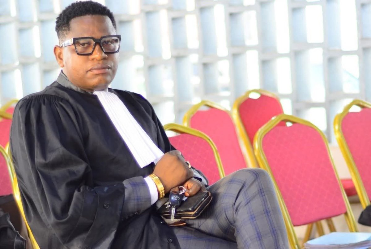 🔴 Urgent 🚨 Connu pour ses prises de parole médiatiques souvent percutantes, l’avocat Jeanpy Ngalula, dit « Leki ya Ya Mboyo », a été radié du barreau du Kwilu. Cette décision, officialisée par une circulaire rendue publique, lui reproche notamment des faits d’indélicatesse,