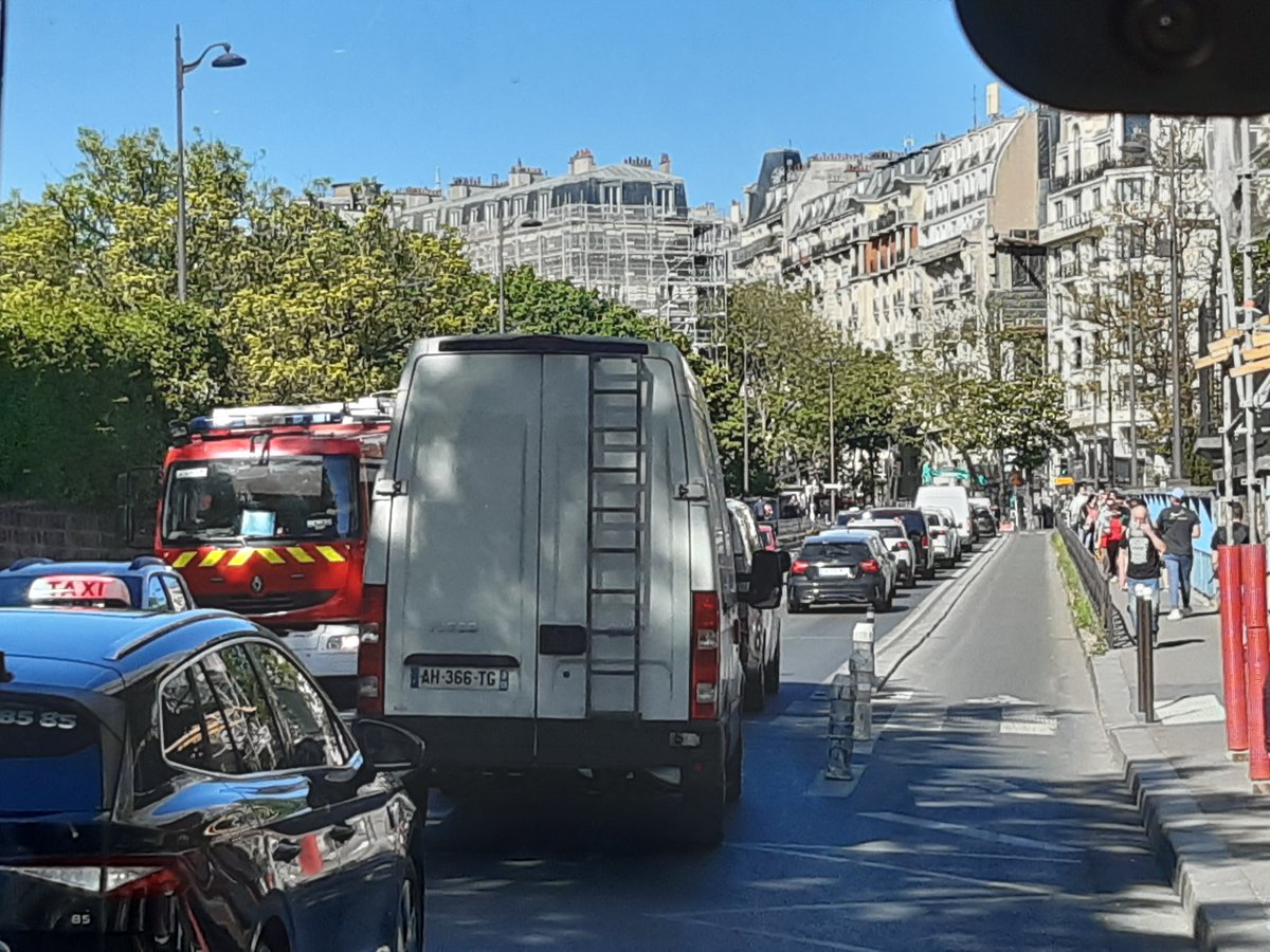 GDGD54626317's tweet image. @egregoire 
#paris 
#paris18 
Rue Caulaincourt, passage au dessus du cimetière de Montmartre.
Pour favoriser les transports en commun, on pourrait inventer une voie réservée pour les bus (+vélos ?).  Ce serait une avancée notable.  On appellerait celà "voie de  bus"....