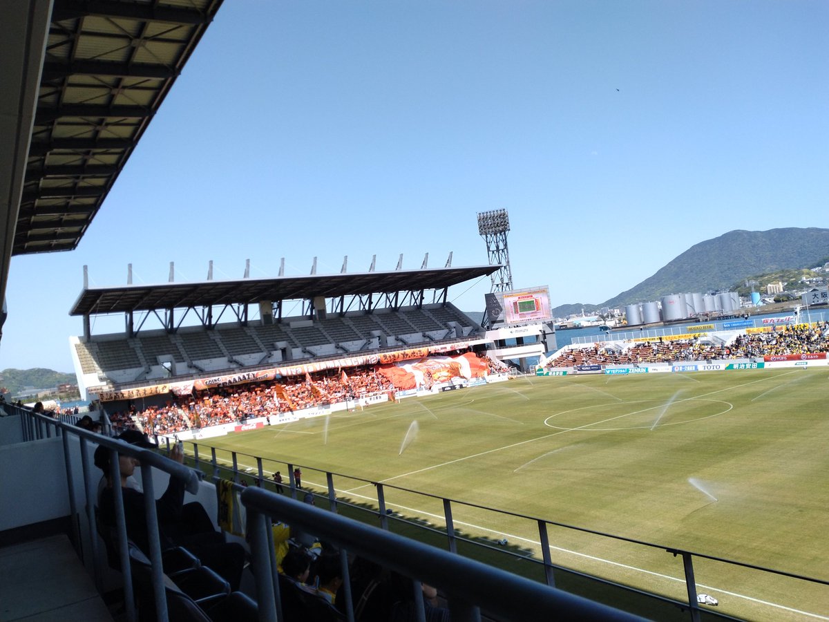 u1take's tweet photo. ギラヴァンツ北九州のホーム 山口戦
アウェイで今季初勝利をあげた相手に、ホームで吉原選手のリーグ初ゴールで先制したものの、前半のうちに逆転されてしまう。
後半、生駒選手の復帰後初ゴールで同点に追いつき、PK戦。
PK戦は、7-8で敗戦

ダービーは相手サポもたくさん入って、盛り上がるなぁ https://t.co/LtypY3tw1b