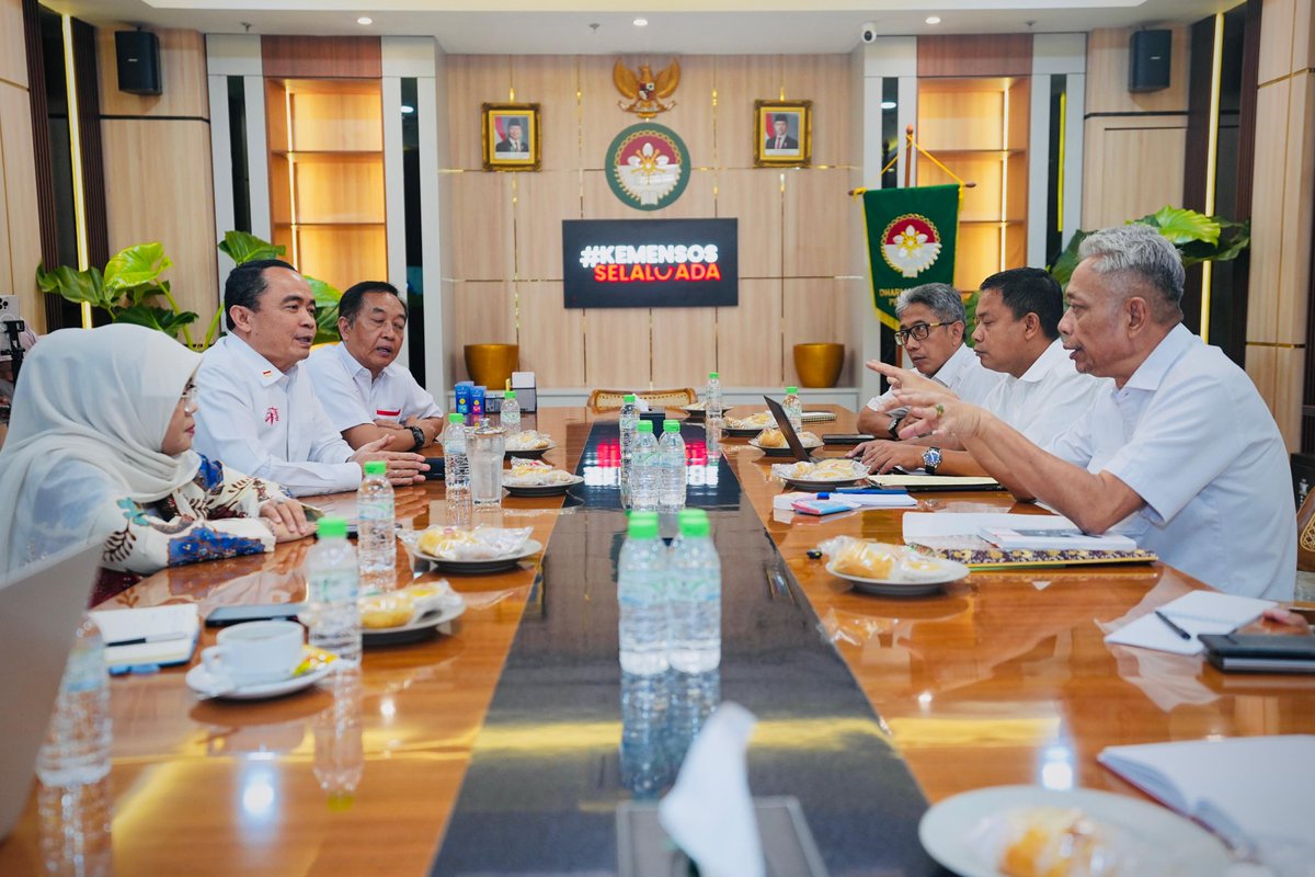 KemensosRI's tweet photo. Kementerian Sosial (Kemensos) mengajak Gerakan Solidaritas Nasional (GSN) berkolaborasi dalam penguatan program pemberdayaan sosial. Sinergi ini dinilai penting untuk mengentaskan kemiskinan di Indonesia, sejalan dengan arahan Presiden Prabowo Subianto.

#KitaMulaiCaraBaru https://t.co/I9zEdeFv9W
