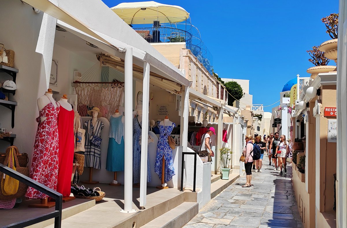 meshoooooooooo's tweet image. Chasing sunsets in Santorini u003e all  White-washed villages, blue-domed churches, and wine that tastes like summer. Worth every penny (and sunburn). #Wanderlust #SantoriniVibes