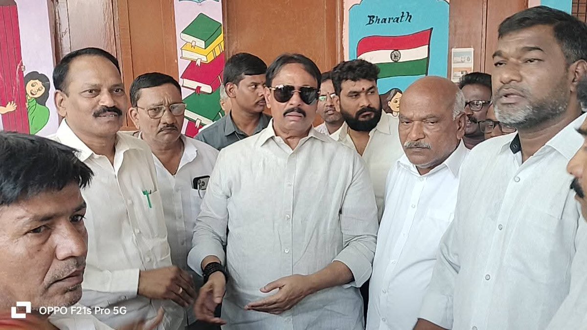 Skshareeef's tweet photo. Today Our Honorable Khairatabad MLA @NagenderDanam Sahab has inaugurated Sewing Machine Centre for ladies at M S Maqtha Community Hall.
@INCIndia
@INCTelangana @revanth_anumula 
@Bmaheshgoud6666 https://t.co/I7MDR4J0pe