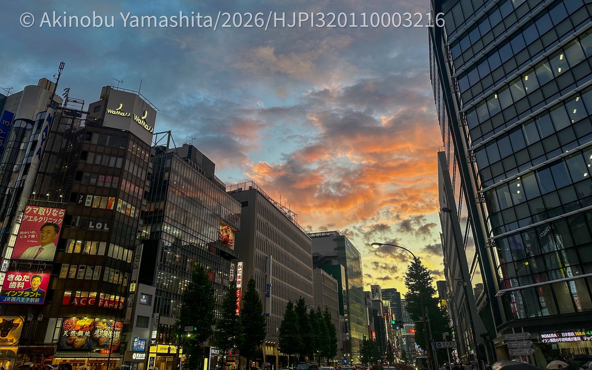 akya0414's tweet image. 新宿、雨が止んできて空が明るくなっていきました。　#新宿　#夕暮れ　#iPhone14proMAX