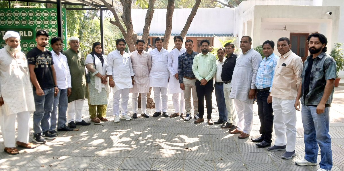 आज 25, तुग़लक रोड, नई दिल्ली पर अपने नेता राष्ट्रीय अध्यक्ष राष्ट्रीय लोकदल एंव केंद्रीय मंत्री आदरणीय चौधरी जयंत सिंह जी से शिष्टाचार भेंट कर महत्वपूर्ण मार्गदर्शन एवं दिशा-निर्देश प्राप्त किए।
<a href="/jayantrld/">Jayant Singh</a> <a href="/jayant_team/">TEAM JAYANT</a> <a href="/RLDparty/">Rashtriya Lok Dal</a> <a href="/TeamRLD1/">TeamRLD</a>