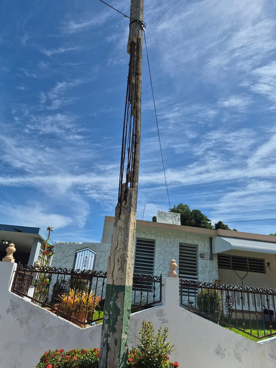 huber26327's tweet image. Poste de cemento en la calle Monte Blanco de la urbanización Jardines de Montellano en Morovis. Años sin respuesta de #Luma. ¿Qué esperan, Otro #Huracán ?