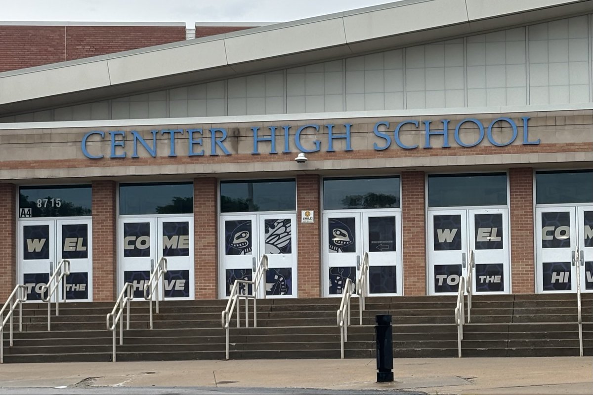 Blake_Shrader13's tweet photo. Enjoyed stopping to see @anichols6153 at @CHSAthletics58. Great seeing a @MissouriState alumni in the KC Area. @MoStateFootball | #KCProwl | #BearsInKC | #WakeTheBears | #ItTakesUsAll https://t.co/HwVf6Thy1Q
