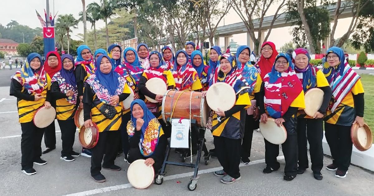 hmetromy's tweet image. #WM Warga emas ahli Kumpulan Kompang Skuad Elite Sejiwa pamer kreativiti, kelebihan istimewa

hmetro.com.my/WM/2026/04/135…