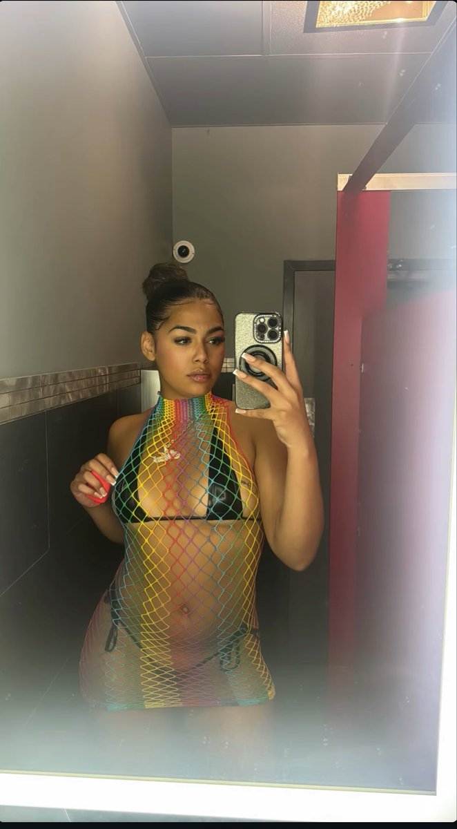 misslightskin20's tweet image. You like my new work outfit?👀🥰

#model 
#contentcreator