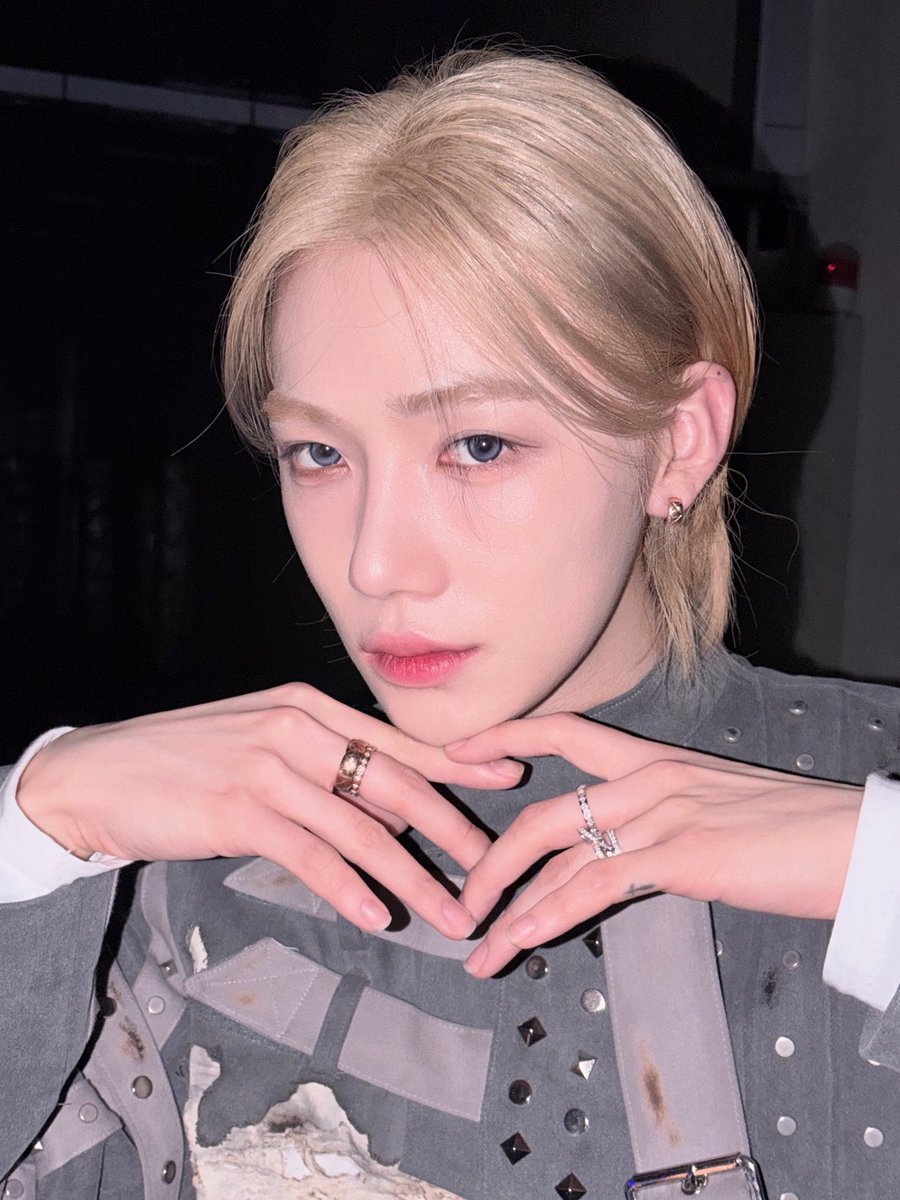 nyunyyang's tweet photo. chani was planning to go with pink hair for the concert since he knows it’s the hair deobis love the most on him but he wouldn’t be able to play romeo with pink hair so he got permission to go blonde instead 🥹 https://t.co/cZhgz4zW1S
