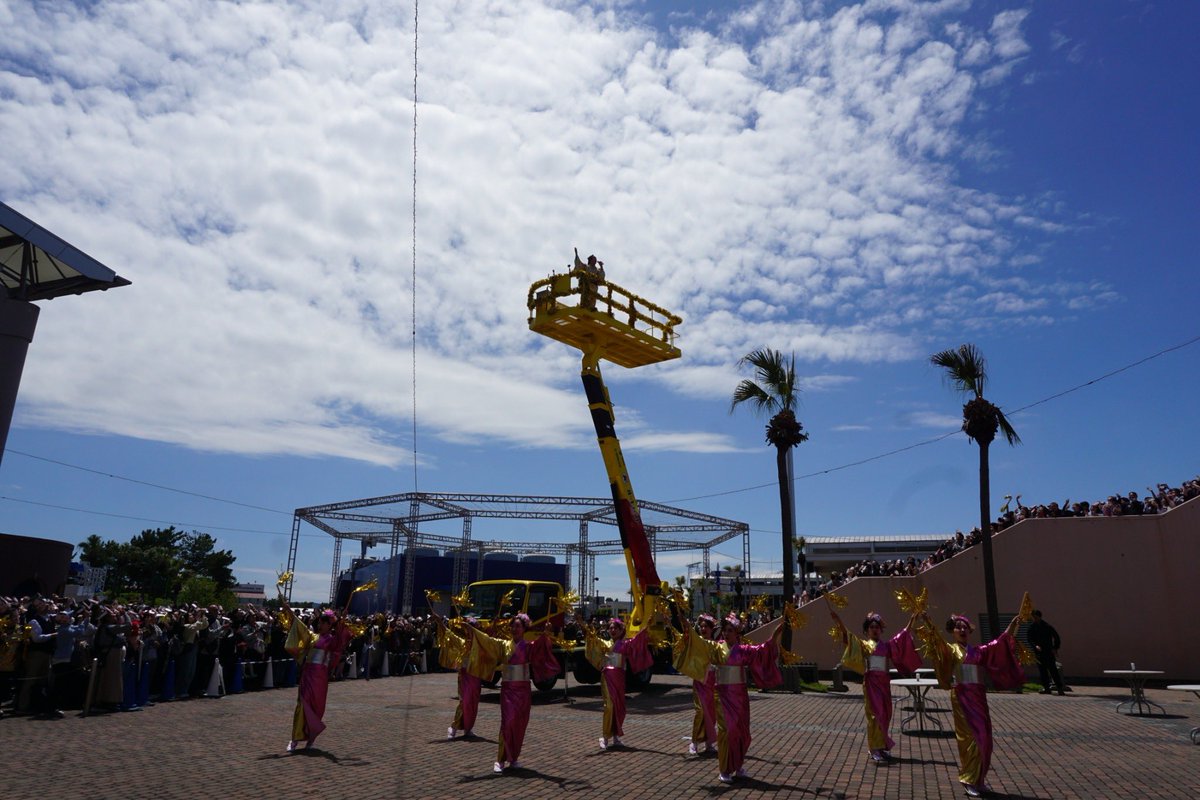 シーパラにマツケンが来園！「マツケンSUNバ（サンバ）」を「晴れを呼ぶ踊り」、イベント前に降っていた雨はが直前で見事に晴れた！

▽ 15メートル上空でパフォーマンスを披露する松平健さん
hamakei.com/photoflash/119…

#横浜 #シーパラ #マツケンまみれゆうえんち