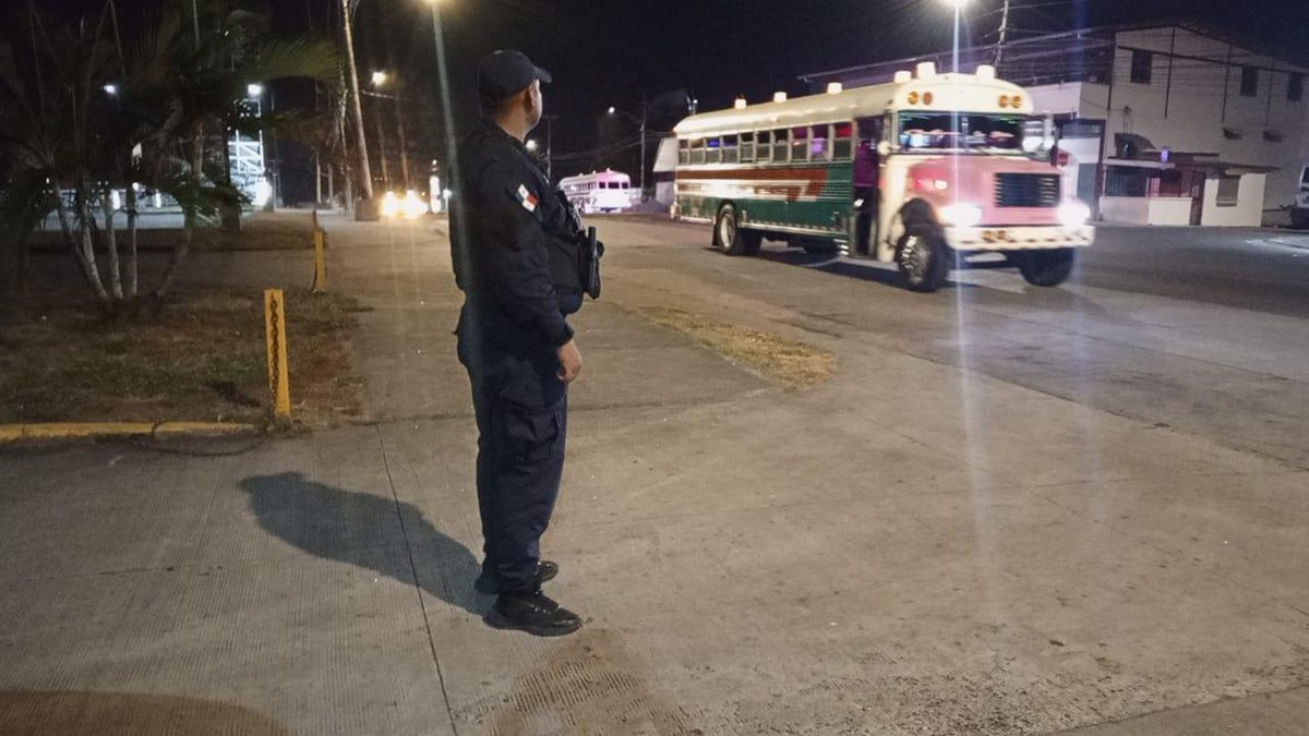 policiadepanama's tweet photo. #Pacora | Nos encontramos en diferentes sectores garantizando la seguridad de los ciudadanos, al abordar el autobús hacia sus áreas laborales, como parte del dispositivo #ParadasSeguras. #DiosYPatria https://t.co/3qri45KcvP