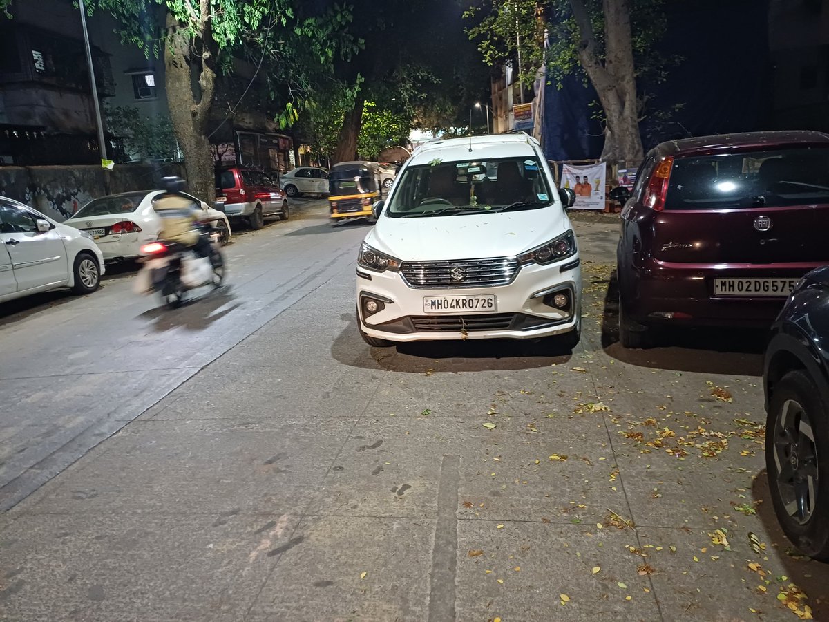 kode_kush's tweet photo. @ThaneTraffic pls check double parking on Sane Guruji Road, Naupada, Thane West https://t.co/Eg1deomVOR