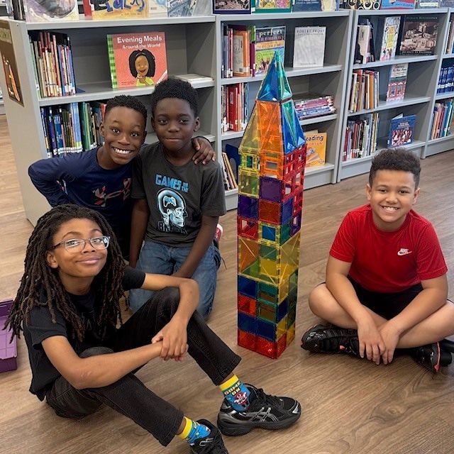 CM201U's tweet image. Future engineers in action at Balmoral! 🚀 4th graders teamed up in the STEM Lab to explore structures, forces &amp;amp; balance—hands-on learning at its best! 🔬⚖️

#BalmoralElementary #STEM #FutureEngineers