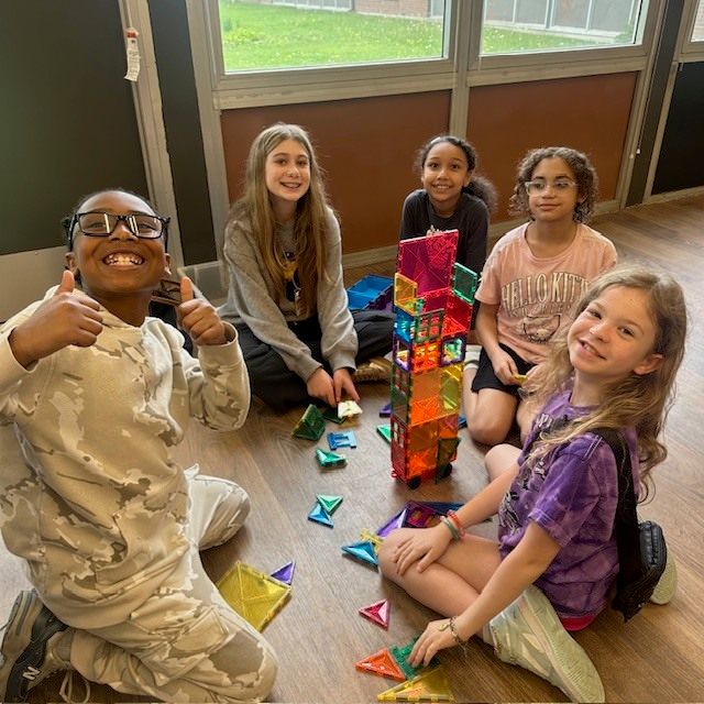 CM201U's tweet image. Future engineers in action at Balmoral! 🚀 4th graders teamed up in the STEM Lab to explore structures, forces &amp;amp; balance—hands-on learning at its best! 🔬⚖️

#BalmoralElementary #STEM #FutureEngineers