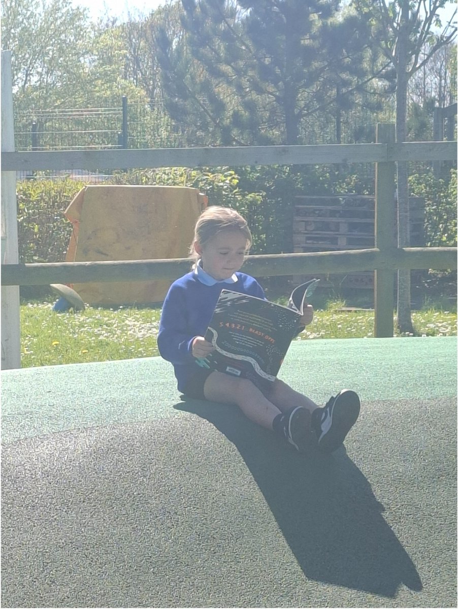 GwenfroS's tweet image. Dosbarth Conwy enjoying reading for pleasure in the sunshine ☀️ #teamgwenfro #wellbeing