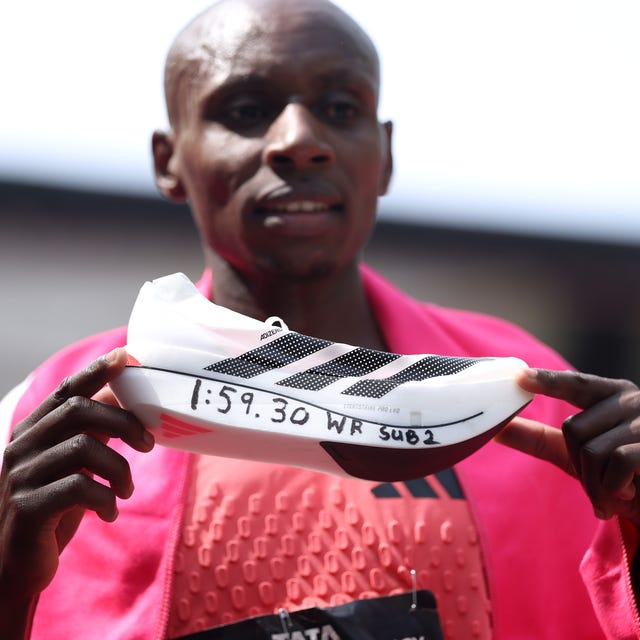 NdemoKelvin's tweet photo. This is the man that made history, the shoe didn't, both most be in the same frame https://t.co/cvPJLAXprY