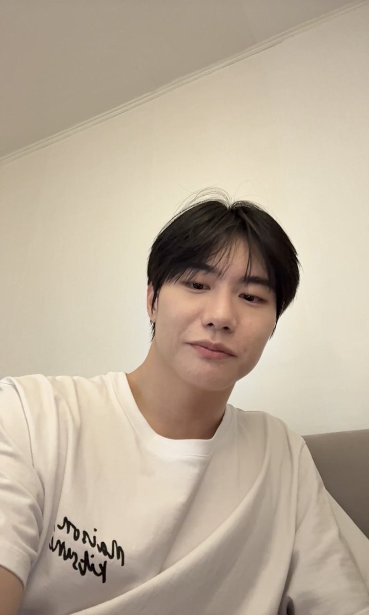 왼쪽 얼굴이 디폴트인 남자가
저렇게 내려다 보니까 숨 참게됨….

🔒섹시하다고 하면 저 이상성욕인가요;