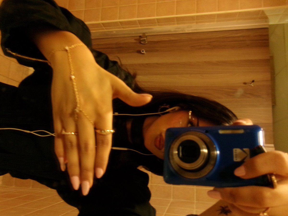 is she riri??? tweet media