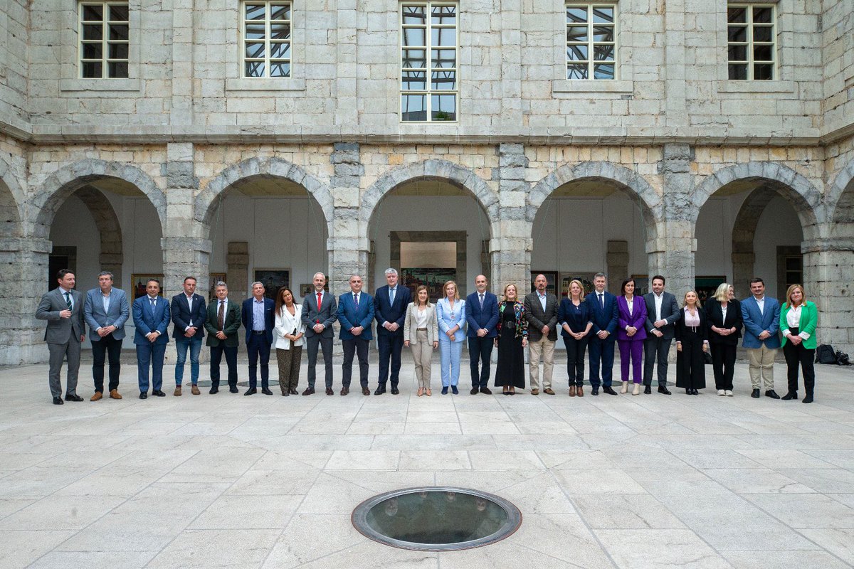 🔵 El Gobierno de Cantabria aprueba el Presupuesto de 2026, que entrará en vigor el 1 de mayo bit.ly/4t1aIXD 
👉 Incorpora 56 de las 429 enmiendas parciales presentadas por los grupos parlamentarios.
👉 Destina 2.420 millones de euros a sanidad, educación y dependencia.