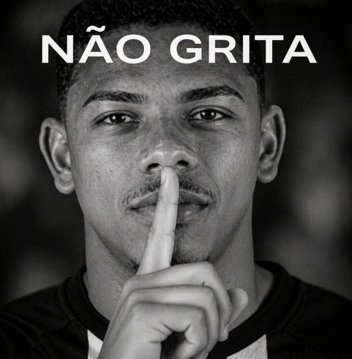 Leo maia para a torcida do Figueirense após entregar um penalti e dar a virada para o lanterna da competição.