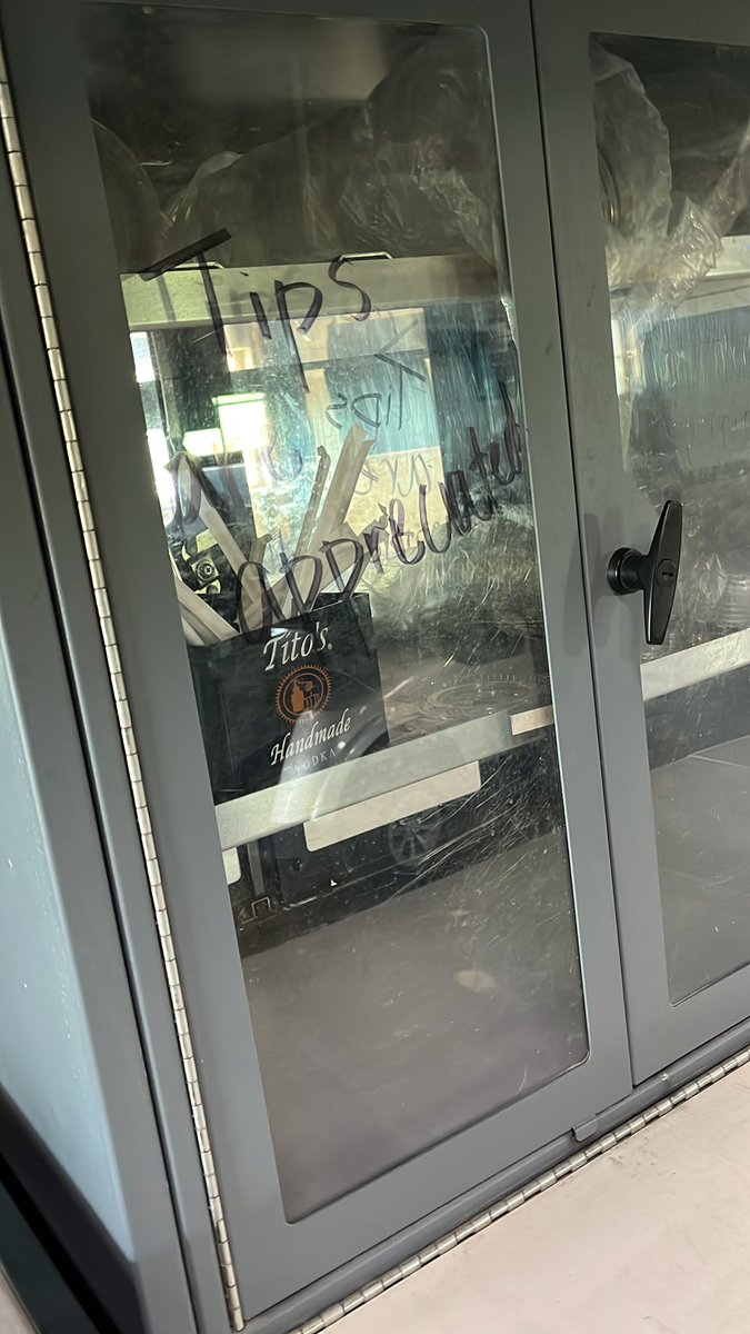 Sports128933's tweet image. Who tf writes this on a Bev cart. If your hot I’ll tip. That simple. Dont fuckin beg.  #shrink #earnIT #nuke