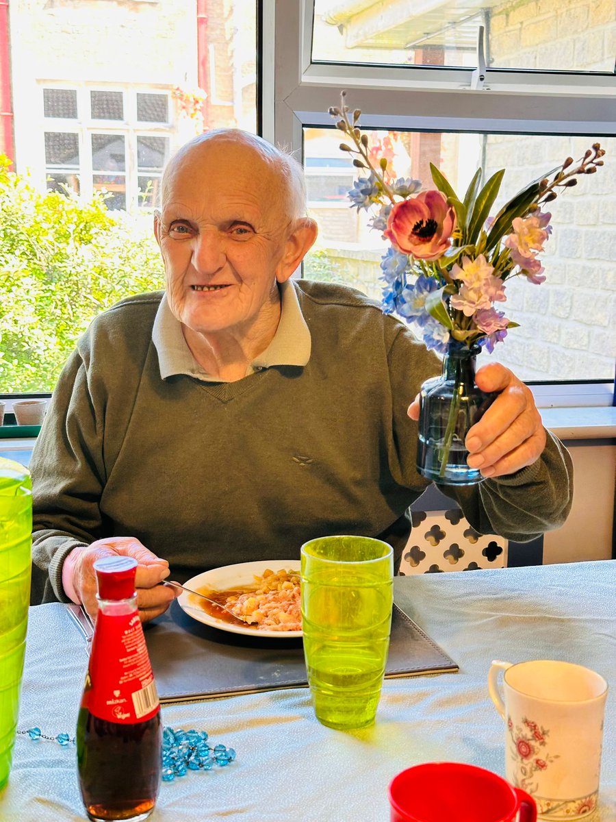 FromeNHome's tweet image. Another beautiful week full of moments that made us smile. 🌸
Donald showing off the flowers, George soaking up the sunshine, Toni lost in her colouring book, and June, our unofficial guinea pig babysitter.
#frome #somerset #caring #effective