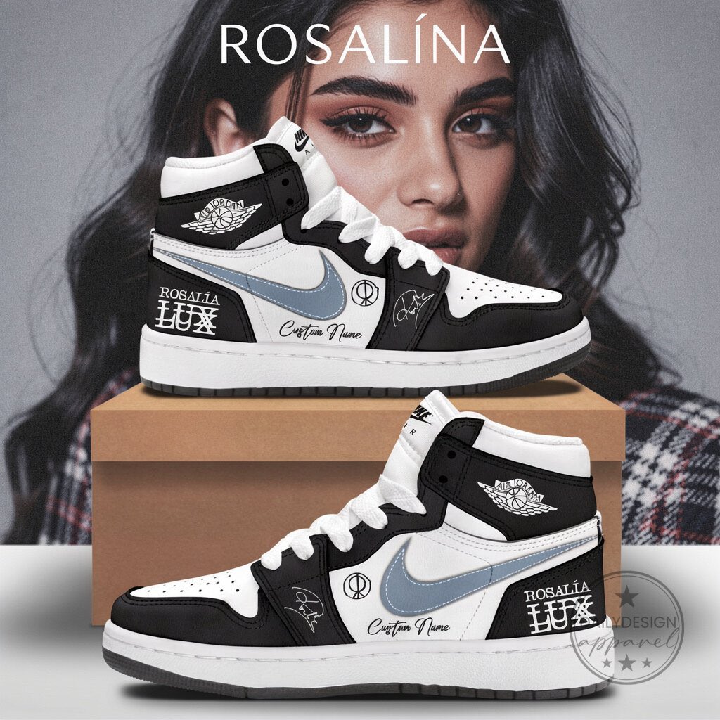 DailyshopUSA2's tweet image. The perfect blend of music and style! 🌹✨
Two limited edition Rosalía "LUX" customs on Air Jordan 1 &amp;amp; AF1. Which one is your vibe? 👟🔥
#RosaliaLUX #CustomSneakers #AirJordan1 #AF1 #SneakerStyle
👉 Link here:
dailydesignapparel.com/product/rosali…
dailydesignapparel.com/product/rosali…
