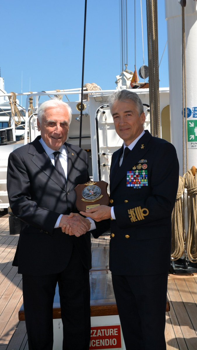 ItalianNavy's tweet image. Dopo la prima settimana della Campagna di Solidarietà, il brigantino armato a goletta #Italia è giunta in porto a #Genova.
 
In una location colma di antiche tradizioni marittime e moderne imbarcazioni da diporto, l’unità ha avuto l’onore di ospitare il consiglio