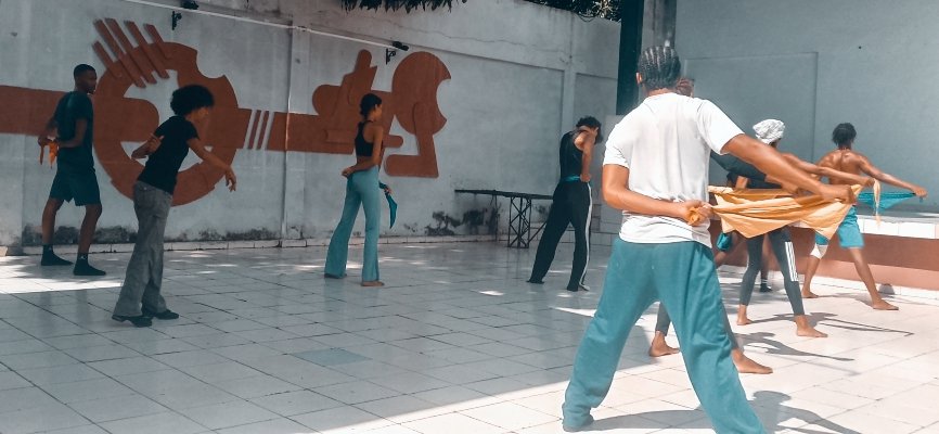 "La #disciplina no es castigo; es la herramienta que te da la libertad de bailar sin miedos."

El ensayo diario, la #constancia y la disciplina forman al #bailarín, construyen al #artista.