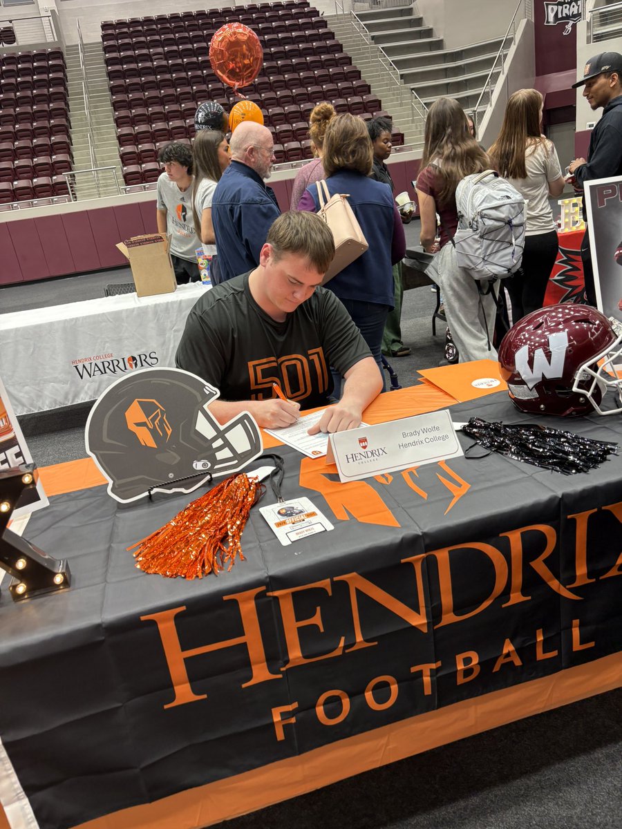 BradyWolfe55's tweet photo. Today was signing day! 1000% committed to @HendrixFootball! Can’t wait to get to the 501 and win a championship! @NotCoachBuck @RussHeidiSLC @CoachDoerrHDX https://t.co/qndhW1lky5