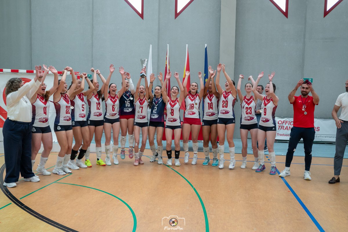 ClubMolinaVoley's tweet photo. Subcampeonas regionales🥈🏆 Enhorabuena a nuestras cadetes por una gran temporada. ¡Cómo hemos podido disfrutar de la fase final en casa gracias al @AytMolinaSegura! 👏🏻 Enhorabuena también a Kyara De Souza por su reconocimiento como jugadora con mejor juego limpio ❤️💙 https://t.co/I8tSTsZOcH