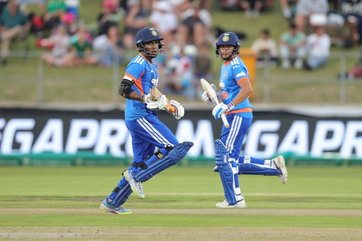 BCCIWomen's tweet image. On the move 👊

Bharti Fulmali upping the ante 📈

#TeamIndia 74/3 after 12 overs.  

Updates ▶️ bit.ly/SAWvINDW-5thT2… 

#SAvIND