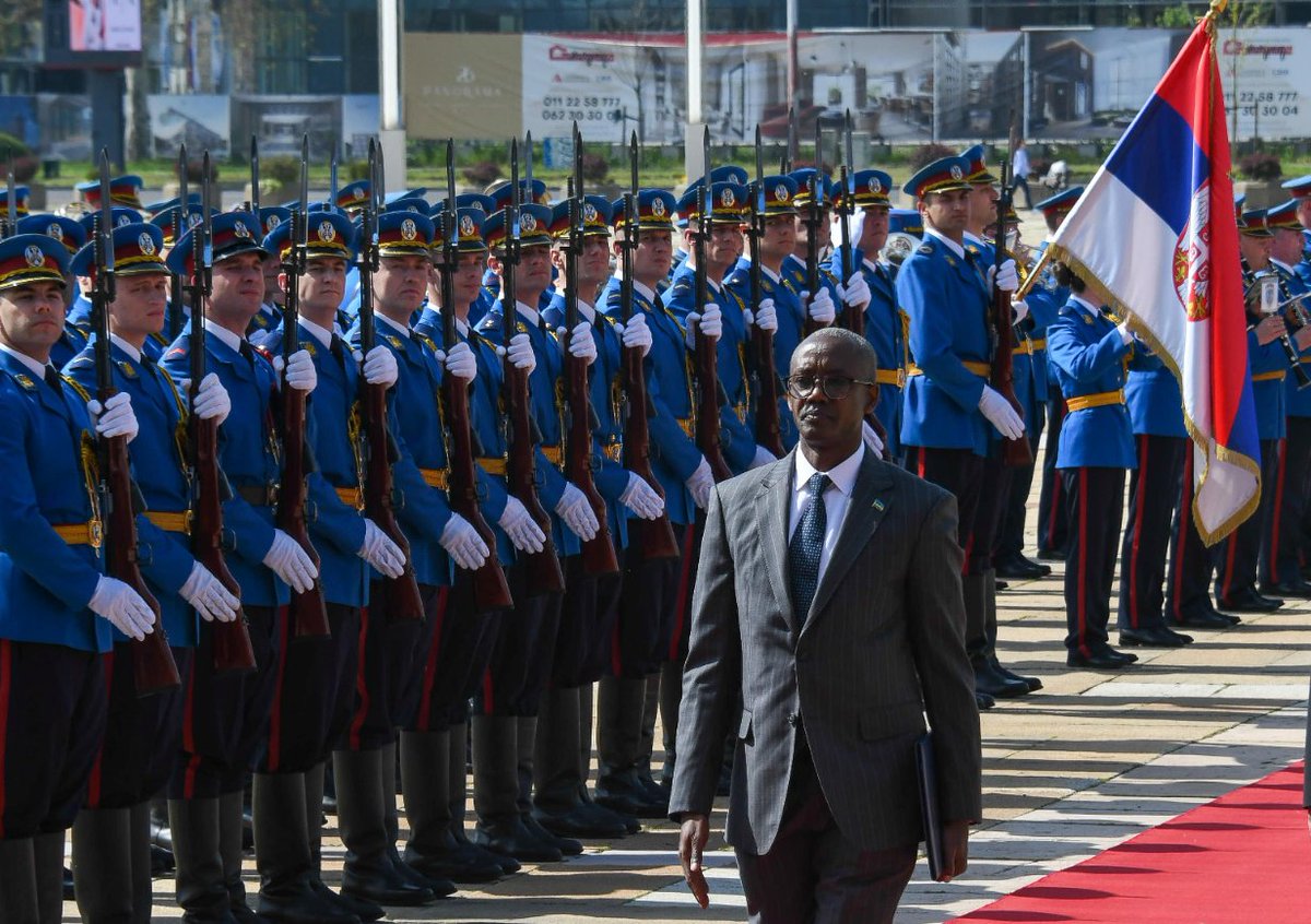 Uyu ni umwe mu Nkotanyi z’u Rwanda<Maj Gen Joseph Nzabamwita>.

Muzi nk’umuntu ufite ubunararibonye n’ubwitange mu kurinda ikigihugu cyacu.

Ubu ni we isura nshya y’u Rwanda mu Burusiya, aho yamaze gushyikiriza Perezida Vladimir Putin impapuro zimwemerera guhagararira igihugu.
Ni
