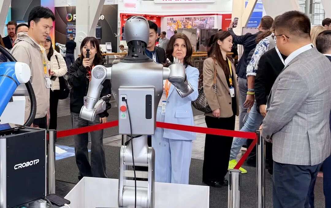 sweetiexin23118's tweet image. 🤖🇨🇳HANNOVER MESSE, a top global industrial event, officially kicked off. CROBOTP (CRP), made its international debut with its second-generation wheeled humanoid robot RHM-T1W, showing the strong strength of Chengdu’s intelligent manufacturing to the world.🌍
#Chengdu