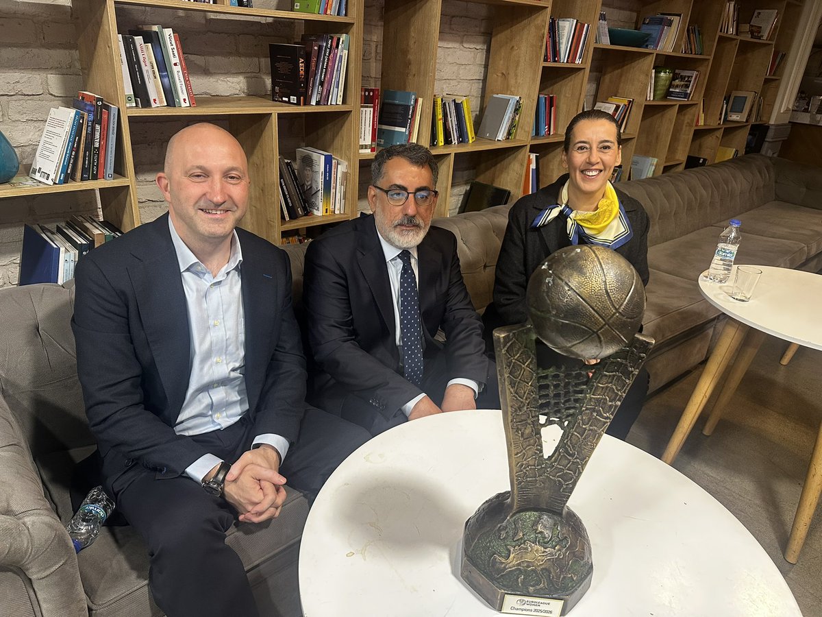 nevzatcicek's tweet photo. Fenerbahçe Opet, FIBA Kadınlar EuroLeague finalinde Galatasaray Çağdaş Faktoring’i 68-55 mağlup ederek kupayı kazanmıştı.

Tekrar tebrik ediyorum. 

Güzel bir heyecan kupayı kaldırmak ve başarının mimarlarıyla beraber olmak https://t.co/XX6eQGNgDd