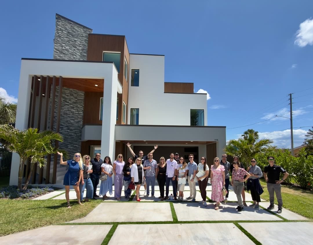 CBNextgen's tweet photo. Great day on the St Pete Beach &amp; Treasure Island Broker Tour 🚌🏡 In person tours help us better guide our clients every step of the way. Grateful to be included through strong industry relationships 🤝 #BrokerTour #StPeteBeach #RealEstate #Networking #FloridaRealEstate https://t.co/jz5XVVFw42